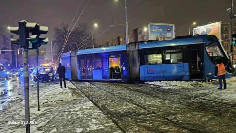Uciekając przed policją zderzyli się z tramwajem. W bagażniku mieli związanego 34-latka. Mężczyzna nie żyje [FILM] - 1