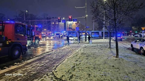 Uciekając przed policją zderzyli się z tramwajem. W bagażniku mieli związanego 34-latka. Mężczyzna nie żyje [FILM] - 2