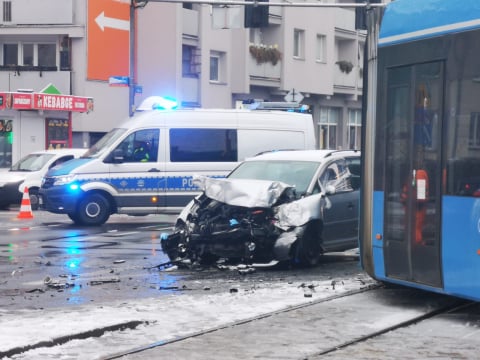 Uciekając przed policją zderzyli się z tramwajem. W bagażniku mieli związanego 34-latka. Mężczyzna nie żyje [FILM] - 3
