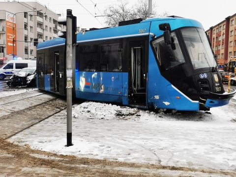 Uciekając przed policją zderzyli się z tramwajem. W bagażniku mieli związanego 34-latka. Mężczyzna nie żyje [FILM] - 5