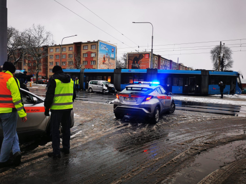 Uciekając przed policją zderzyli się z tramwajem. W bagażniku mieli związanego 34-latka. Mężczyzna nie żyje [FILM] - 6