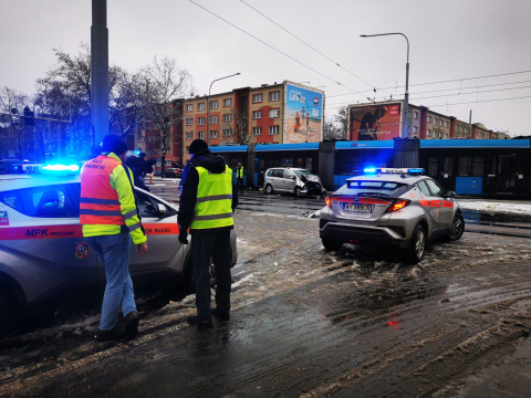 Uciekając przed policją zderzyli się z tramwajem. W bagażniku mieli związanego 34-latka. Mężczyzna nie żyje [FILM] - 7