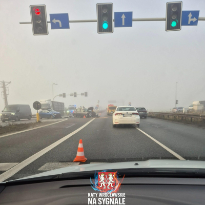 Raport z tras: Dwa wypadki, kolizja i prace drogowe. Kierowcy stoją w korkach - 0