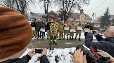 Strażacy z Kotliny Jeleniog&oacute;rskiej zbierają "Paczki dla seniora". To już 4. edycja akcji