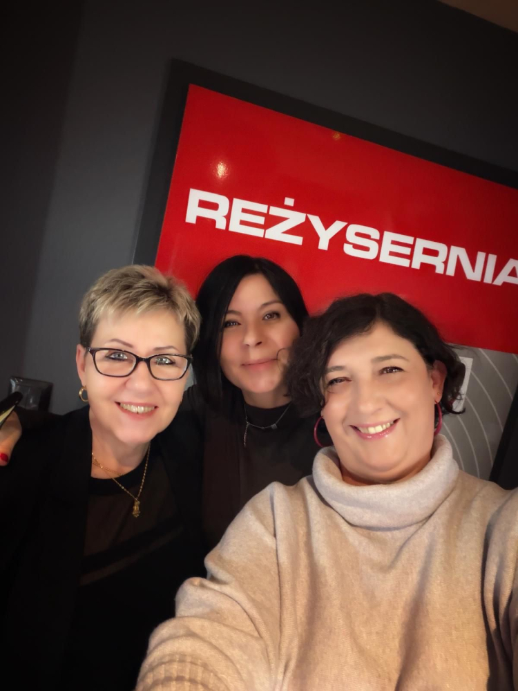 Chwalimy Swoje: Codzienność górniczej rodziny. Goście: żona Jadwiga Klamecka i córka Magdalena Woch - Jadwiga Klamecka i i Magdalena Woch wraz z Katarzyną Górną-Drzewosz (w środku) w studiu Radia Wrocław.