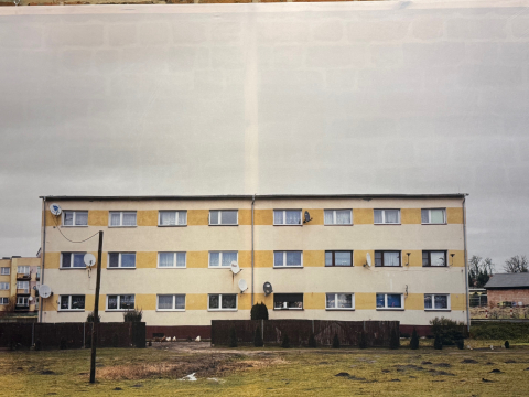 Niewidzialne osiedla wśród pól. Historia bloków, które nie pasowały do wsi w Muzeum Architektury - 0