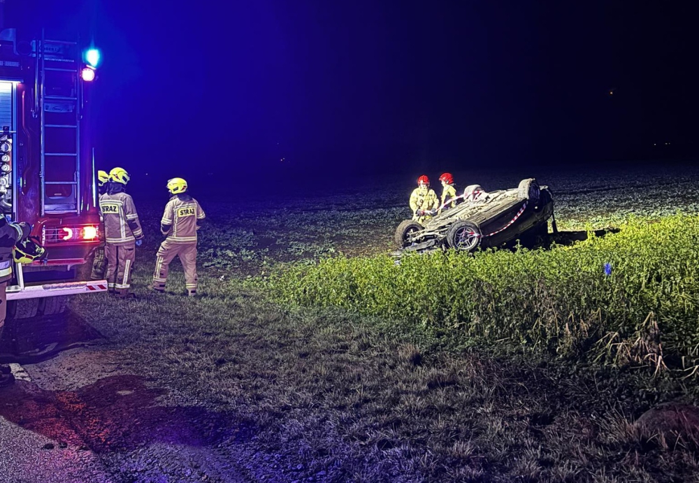 Dachowanie osobówki w Mnichowicach. W akcji cztery zastępy straży pożarnej - Poważny wypadek w powicie wrocławskim. W Mnichowicach dachował pojazd osobowy.