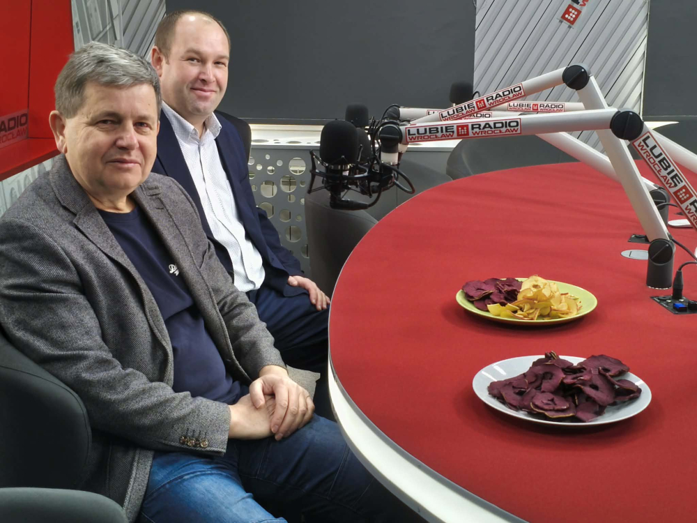 Nowa technologia zmienia owoce w chrupiące czipsy. Wrocławscy badacze zaskakują rynek - Prof. Adam Figiel i prof. Krzysztof Lech w studiu Radia Wrocław.