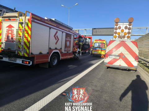 Autostrada A4 pod Wrocławiem była zablokowana. Samochód osobowy wbił się w ciężarówkę [ZDJĘCIA] - 0