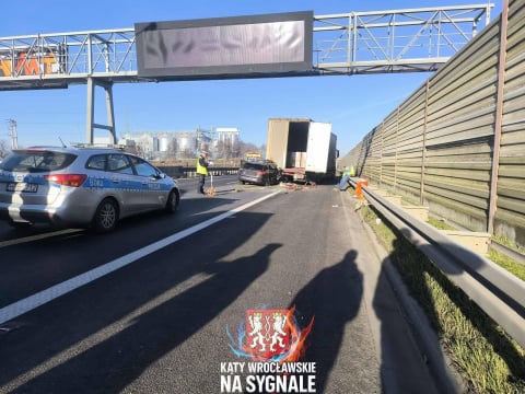Autostrada A4 pod Wrocławiem była zablokowana. Samochód osobowy wbił się w ciężarówkę [ZDJĘCIA] - 1