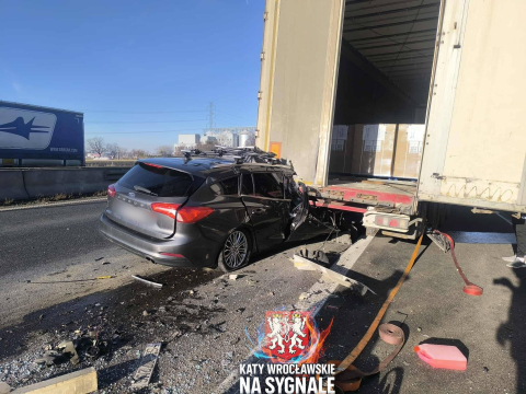 Autostrada A4 pod Wrocławiem była zablokowana. Samochód osobowy wbił się w ciężarówkę [ZDJĘCIA] - 2