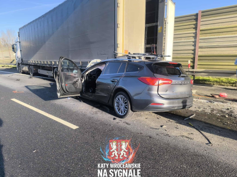 Autostrada A4 pod Wrocławiem była zablokowana. Samochód osobowy wbił się w ciężarówkę [ZDJĘCIA] - 3