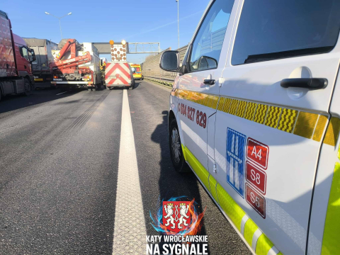 Autostrada A4 pod Wrocławiem była zablokowana. Samochód osobowy wbił się w ciężarówkę [ZDJĘCIA] - 4