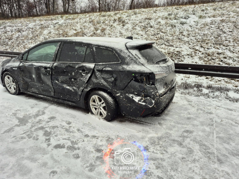 Śnieg zasypuje drogi na Dolnym Śląsku. Karambol na autostradzie A4, trasa jest zablokowana [ZDJĘCIA] - 9