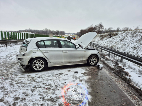 Śnieg zasypuje drogi na Dolnym Śląsku. Karambol na autostradzie A4, trasa jest zablokowana [ZDJĘCIA] - 10