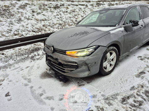Śnieg zasypuje drogi na Dolnym Śląsku. Karambol na autostradzie A4, trasa jest zablokowana [ZDJĘCIA] - 13