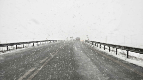 Śnieg zasypuje drogi na Dolnym Śląsku. Karambol na autostradzie A4, trasa jest zablokowana [ZDJĘCIA] - 14