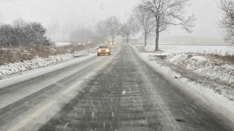 Śnieg zasypuje drogi na Dolnym Śląsku. Karambol na autostradzie A4, trasa jest zablokowana [ZDJĘCIA] - 15