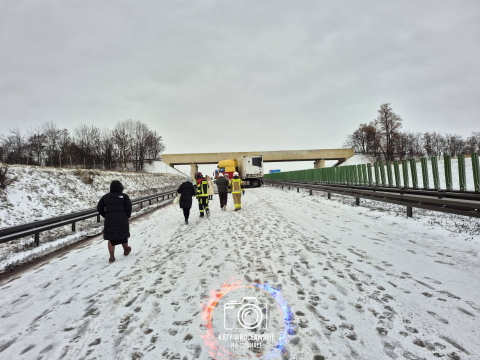 Śnieg zasypuje drogi na Dolnym Śląsku. Karambol na autostradzie A4, trasa jest zablokowana [ZDJĘCIA] - 6