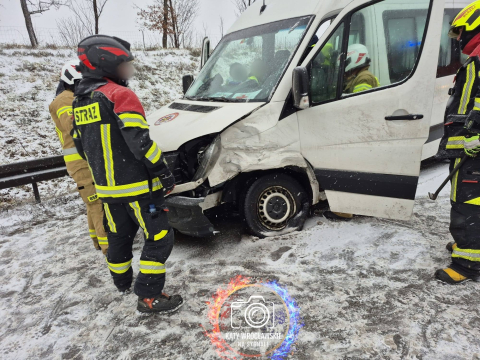 Śnieg zasypuje drogi na Dolnym Śląsku. Karambol na autostradzie A4, trasa jest zablokowana [ZDJĘCIA] - 7