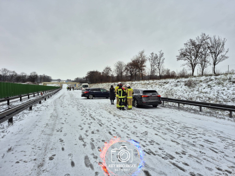 Śnieg zasypuje drogi na Dolnym Śląsku. Karambol na autostradzie A4, trasa jest zablokowana [ZDJĘCIA] - 8