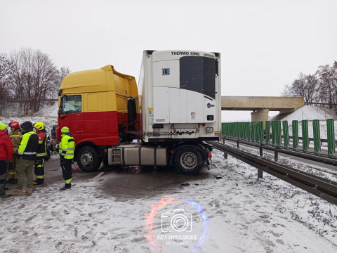 Śnieg zasypuje drogi na Dolnym Śląsku. Karambol na autostradzie A4, trasa jest zablokowana [ZDJĘCIA] - 16