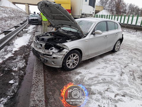 Śnieg zasypuje drogi na Dolnym Śląsku. Karambol na autostradzie A4, trasa jest zablokowana [ZDJĘCIA] - 18