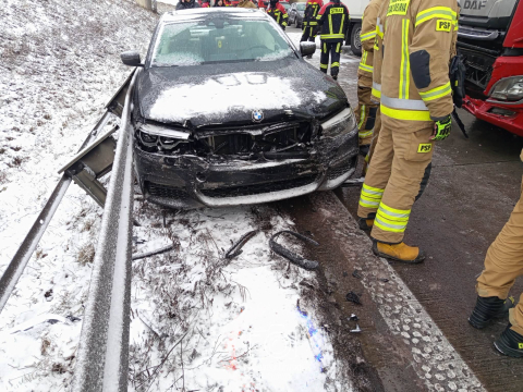 Śnieg zasypuje drogi na Dolnym Śląsku. Karambol na autostradzie A4, trasa jest zablokowana [ZDJĘCIA] - 19