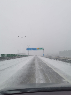 Śnieg zasypuje drogi na Dolnym Śląsku. Karambol na autostradzie A4, trasa jest zablokowana [ZDJĘCIA] - 0