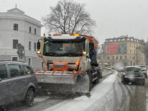 Śnieg zasypuje drogi na Dolnym Śląsku. Karambol na autostradzie A4, trasa jest zablokowana [ZDJĘCIA] - 1