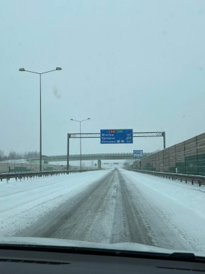 Śnieg zasypuje drogi na Dolnym Śląsku. Karambol na autostradzie A4, trasa jest zablokowana [ZDJĘCIA] - 2