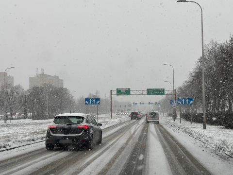Śnieg zasypuje drogi na Dolnym Śląsku. Karambol na autostradzie A4, trasa jest zablokowana [ZDJĘCIA] - 3