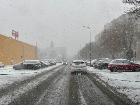 Śnieg zasypuje drogi na Dolnym Śląsku. Karambol na autostradzie A4, trasa jest zablokowana [ZDJĘCIA] - 4