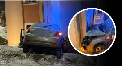 Samoch&oacute;d uderzył w budynek kościoła. Groźna kolizja w Szklarskiej Porębie