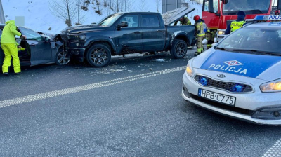 Czołowe zderzenie w Jeleniej G&oacute;rze. Kierowca Opla jechał za szybko