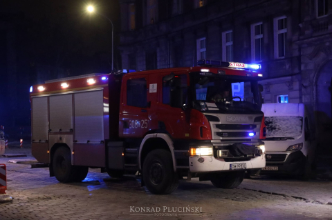 Pożar w kamienicy we Wrocławiu. Trzy osoby trafiły do szpitala [ZDJĘCIA] - 1