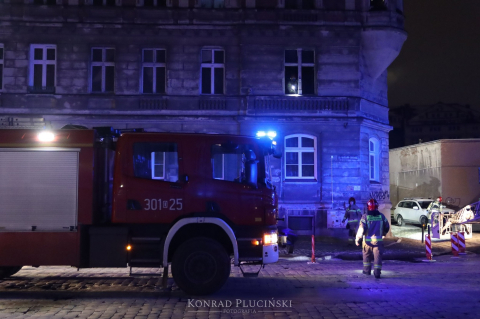 Pożar w kamienicy we Wrocławiu. Trzy osoby trafiły do szpitala [ZDJĘCIA] - 2
