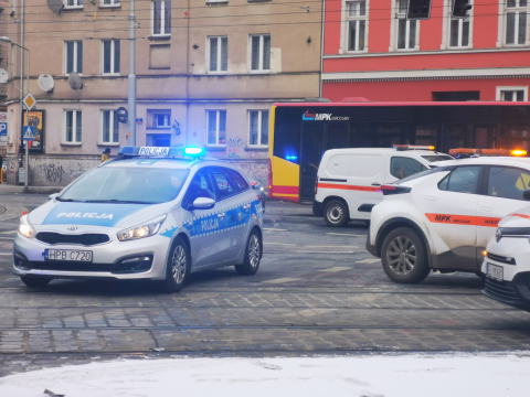 Wrocław: Wykolejenie tramwaju na ul. Pomorskiej. Poważne utrudnienia w centrum [ZDJĘCIA] - 0