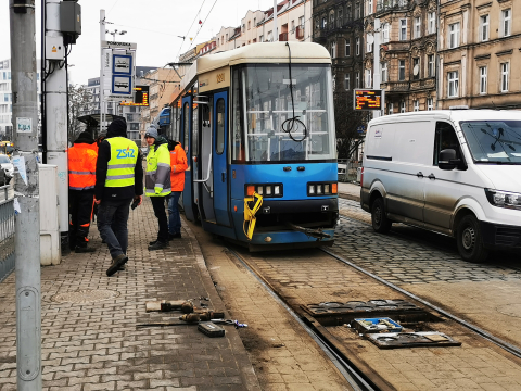 Wrocław: Wykolejenie tramwaju na ul. Pomorskiej. Poważne utrudnienia w centrum [ZDJĘCIA] - 1