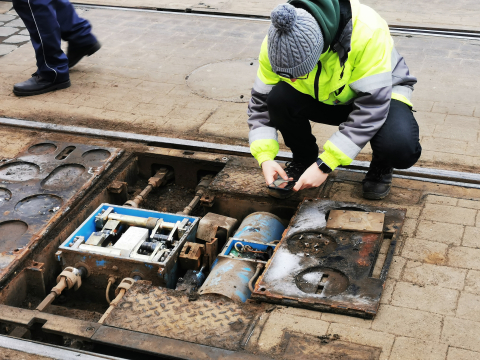 Wrocław: Wykolejenie tramwaju na ul. Pomorskiej. Poważne utrudnienia w centrum [ZDJĘCIA] - 2