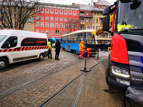 Wrocław: Wykolejenie tramwaju na ul. Pomorskiej. Poważne utrudnienia w centrum [ZDJĘCIA] - 3