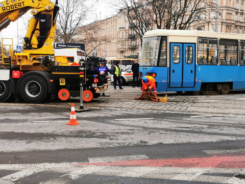 Wrocław: Wykolejenie tramwaju na ul. Pomorskiej. Poważne utrudnienia w centrum [ZDJĘCIA] - 4