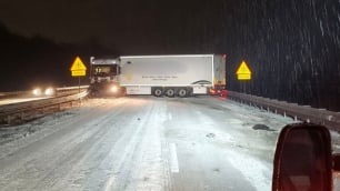 Śnieg sparaliżował drogi. Tir w poprzek jezdni na A4, ogromne korki we Wrocławiu