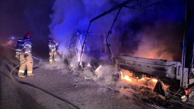 Pożar busa na A4, pojazd doszczętnie spłonął. W akcji cztery zastępy straży