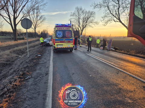 Droga krajowa numer 8 była zablokowana. Zderzyły się trzy samochody, jedna osoba w szpitalu [ZDJĘCIA] - 1