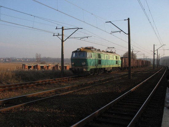 Pociąg z Wrocławia stoi w polu - fot Upior polnocy/Wikipedia