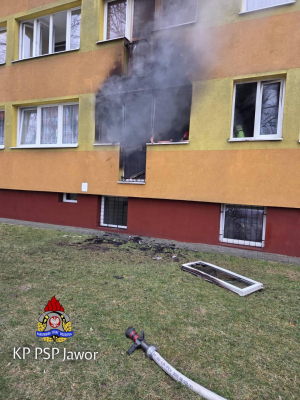 Tragiczny pożar mieszkania w Jaworze. Nie żyje 70-letni mężczyzna - 1