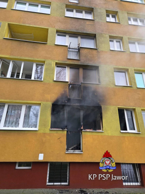 Tragiczny pożar mieszkania w Jaworze. Nie żyje 70-letni mężczyzna - 2