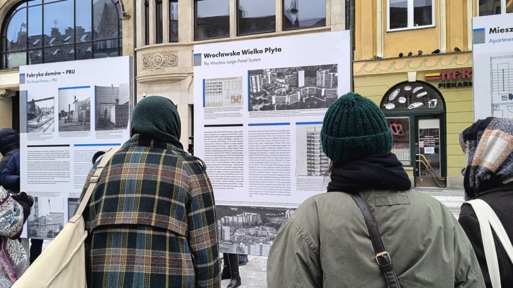 To część polskiej historii. Na wrocławskim rynku stanęła wystawa poświęcona blokom z wielkiej płyty - Wystawa "Prefabrykaty na Kwadraty" we Wrocławiu.