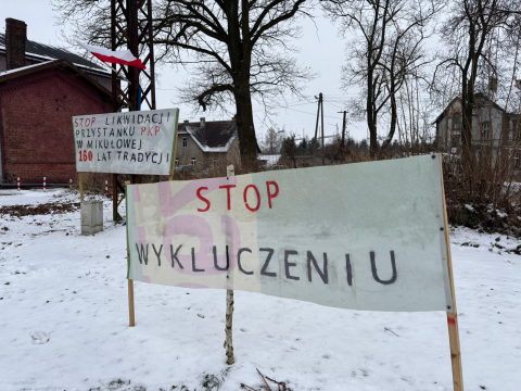 Po likwidacji przystanku w Mikułowej są odcięci od świata. Chcą, by pociągi znów zatrzymywały się w ich wsi - 0